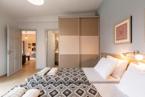 um quarto com uma cama grande num quarto em Stefania's Cosy Place em Stavros