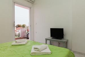 Televízia a/alebo spoločenská miestnosť v ubytovaní Dionysos Studios Apartments Nidri Lefkas