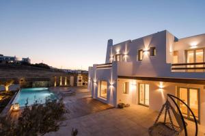 Bazén v ubytovaní Blue Orchid Villa Mykonos alebo v jeho blízkosti