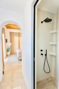 Blue Orchid Villa Mykonos في كالافاتيس: حمام مع دش في الغرفة