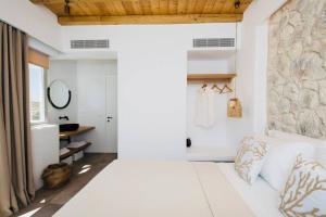 Posteľ alebo postele v izbe v ubytovaní Blue Orchid Villa Mykonos