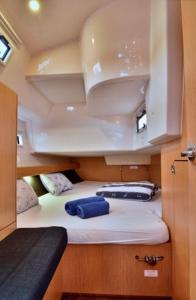 Un pat sau paturi într-o cameră la Bavaria 46 Cruiser
