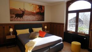 バート・ザクサにあるFerienhaus Vier Jahreszeitenのベッドルーム1室(ベッド1台、大きな窓付)