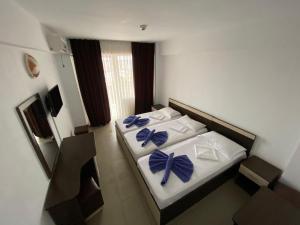 1 dormitorio con 2 camas con arcos azules en Tiberius Residence, en Costinesti