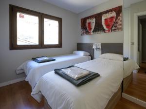 a room with two beds and a window at Dúplex a 25m del telecabina de La Massana (PAL) 644 in La Massana
