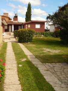 un sentiero in pietra di fronte a una casa di Amanitas Posada a Villa Carlos Paz