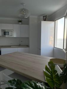 A kitchen or kitchenette at Apartment inside the wave II studio Még 18 kép