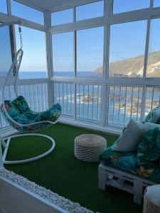 sala de estar con vistas al océano en Apartment inside the wave II studio, en Tacoronte
