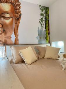 A seating area at Apartment inside the wave II studio