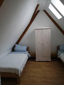 ヴァルトキルヒにあるFerienwohnung Majaの屋根裏部屋(ベッド2台、キャビネット付)