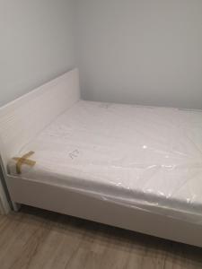מיטה או מיטות בחדר ב-Gwiazda Bemowa