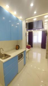 a kitchen with blue cabinets and a sink at 1к в Новом доме рядом с Шалимова, ISIDA, НАУ, Космополитан, метро Шулявская. Большевик. ДК Росток. Отрадный парк. Национальный Авиационный Университет in Kyiv