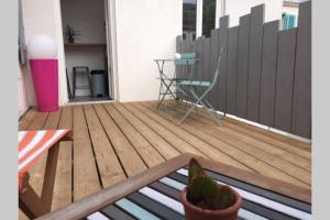 balcón con banco, mesa y silla en APPARTEMENT DE CARACTÈRE AVEC TERRASSE. en La Rochelle