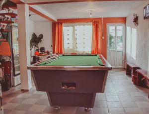 Panaite’s Home في نيهويو: غرفة معيشة فيها طاولة بلياردو
