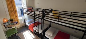 Postel nebo postele na pokoji v ubytování Haystack Hostel