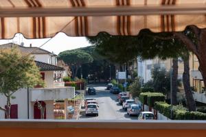 uma vista de uma janela de uma rua com carros em Appartamento il Bucaniere a Marina di Cecina em Marina di Cecina
