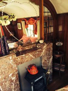 een kamer met een spiegel en een theepot op een tafel bij L'Amandari in Plan-de-la-Tour