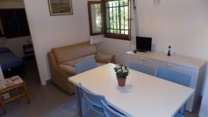 sala de estar con mesa y sofá en Holiday home in Eraclea Mare 25798, en Marina di Santa Croce