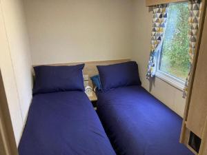 Postel nebo postele na pokoji v ubytování Blackpool Static Caravan Marton Mere