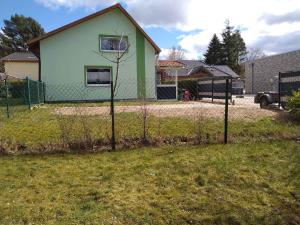 ein Basketballkorb vor einem Haus in der Unterkunft Apartment in Sehlen/Insel Rügen 3067 in Sehlen