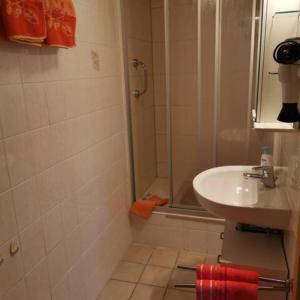 y baño con ducha y lavamanos. en Schöne geräumige Ferienwohnung am Park, en Ahlbeck