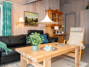 sala de estar con sofá y mesa en 6 person holiday home in R m en Lakolk