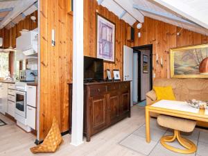 Bolilmarkにある5 person holiday home in R mのキッチン、木製の壁のリビングルーム