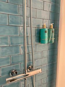 baño con paredes de azulejos azules y espejo en Arcos 61, en Tomar