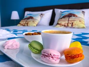 瑪美亞的住宿－Summerland Sea & Lake，床上的甜甜圈和咖啡托盘