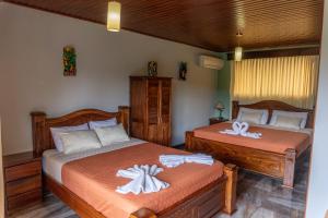 Postel nebo postele na pokoji v ubytování Hotel Margarita and Tour Operator Drake Bay