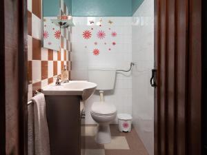 Baño pequeño con aseo y lavamanos en HAVANA VINTAGE Alojamentos Quartos, en Santiago do Cacém