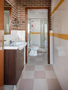 サンティアゴ・ド・カセーンにあるHAVANA VINTAGE Alojamentos Quartosのバスルーム(洗面台、トイレ付)