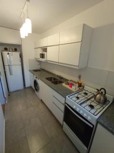 uma cozinha com um fogão e um frigorífico em Mi Lugar en Rosario - Depto céntrico VIP, 3 amb con cochera opcional em Rosário