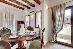 Gallery image of Venice traditional home with terrace in Venice