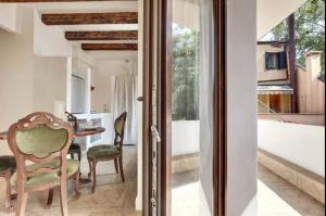 Una cocina y un comedor con mesa y sillas. en Venice traditional home with terrace, en Venecia 21 fotos más
