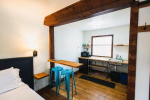 Postel nebo postele na pokoji v ubytování Left Coast Lodge - Pet Friendly