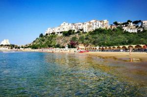 a beach with buildings on top of a hill at Casa Noemi in Sperlonga