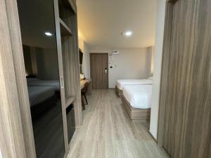 โรงแรมดับเบิ้ลดี ปากเกร็ด Double D hotel客房内的一张或多张床位