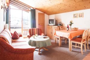 ein Wohnzimmer mit einem Sofa und einem Tisch in der Unterkunft Denninger's Ferienhäusle in Riezlern