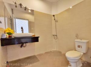 Ett badrum på Bai Truoc Hotel