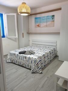 um quarto com uma cama e um lustre em Scalovecchio em Marettimo