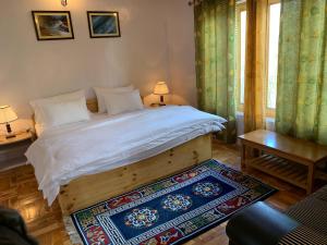 Ένα ή περισσότερα κρεβάτια σε δωμάτιο στο Raku Guest house