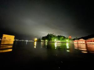 日式旅馆附近的河景