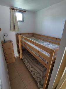 a bedroom with a bunk bed in a room at Gîte chez Cécile dans le Luberon in Lagnes