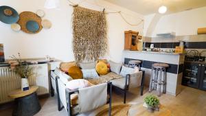 - un salon avec un canapé et une table dans l'établissement La Lavandière upcycling, confort, fibre BedinShop, à Romans-sur-Isère