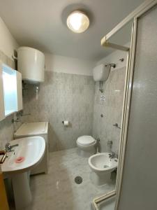 łazienka z toaletą i umywalką w obiekcie Petra Marina Home w mieście Pisciotta