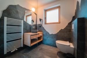 Koupelna v ubytování Kierhof Chalets