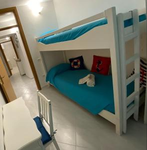 1 dormitorio con litera y escalera en Petra Marina Home, en Pisciotta