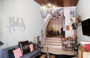 sala de estar con sofá y escalera en La Tannerie - BedinShop en Romans-sur-Isère