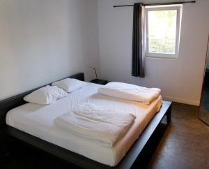 Un pat sau paturi într-o cameră la Bungalow between Haarlem and Amsterdam with a large bubble bath